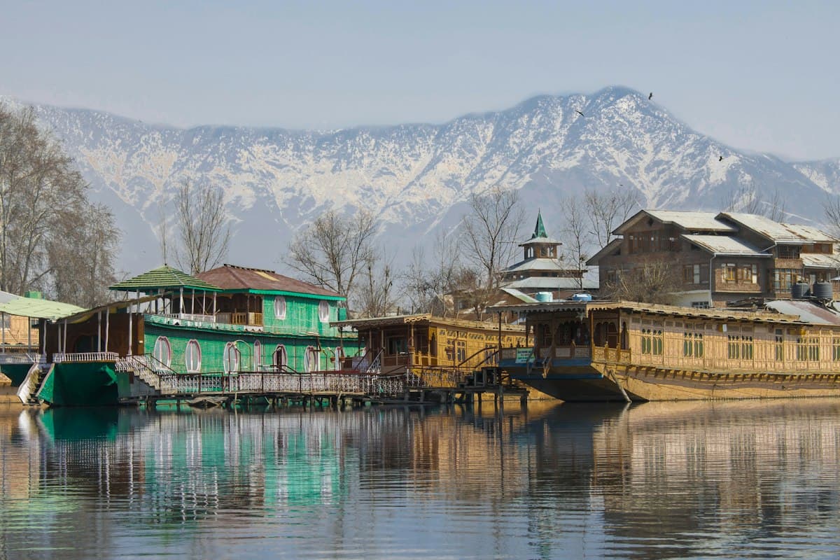 Dal Lake vs Nigeen Lake Houseboats: Which is Better in 2026?